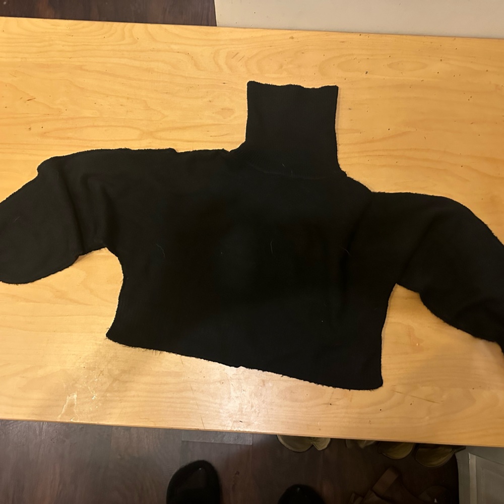 FOREVER 21 Turtleneck Crop Sweater. Size Medium. Black knit. Never worn.